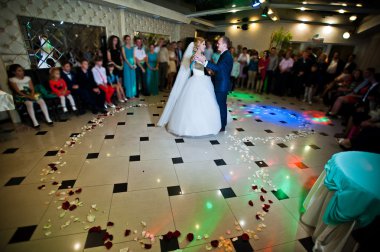 Evli çiftin ilk düğün dansı