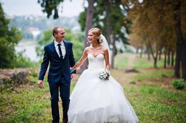 Married walking in the rain at park — Stock Photo, Image