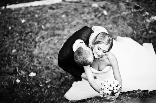 Bruidegom kuste op de hals van de bruid — Stockfoto