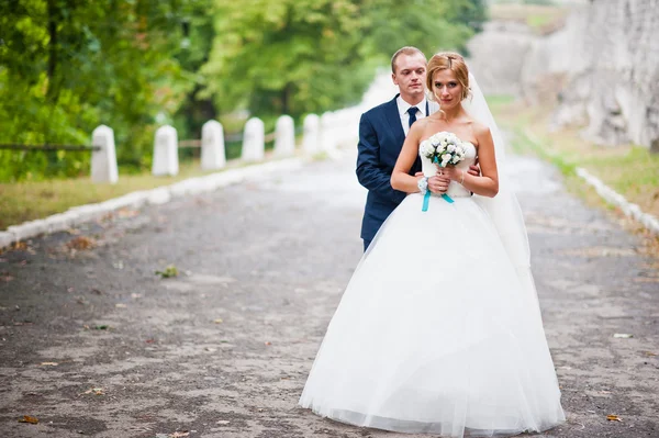 Pareja casada en la carretera —  Fotos de Stock