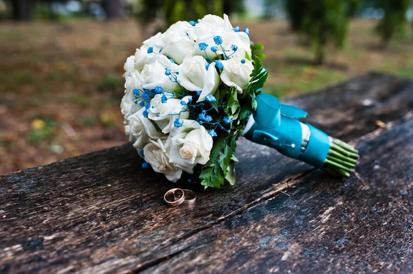 Hochzeitsstrauß mit weißer Rose und türkisfarbenem Band auf hölzernem — Stockfoto