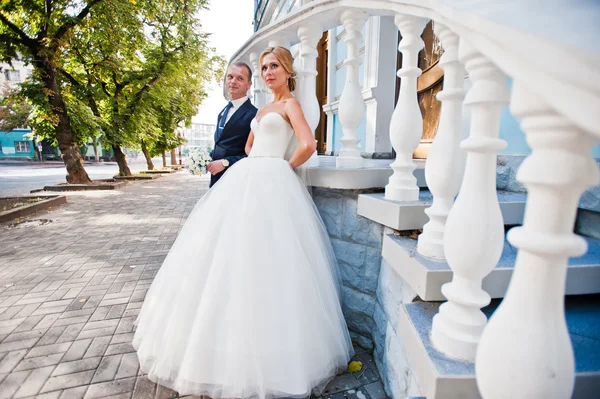 Casamento casal perto de escadas clássicas brancas — Fotografia de Stock