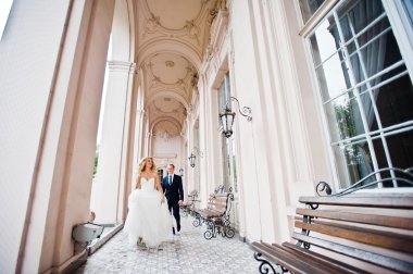 Şık düğün çift eski vintage evinde