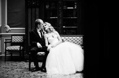 Şık düğün çift eski vintage house ve kırmızı ro sarayda