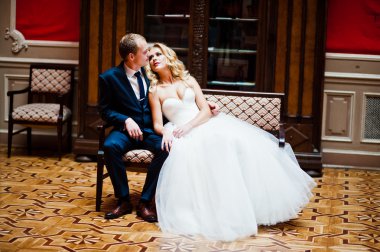 Şık düğün çift eski vintage house ve kırmızı ro sarayda