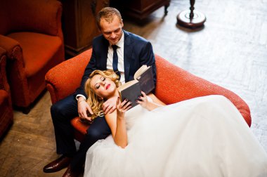 Şık düğün çift eski Kütüphanesi'nde