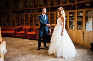 Şık düğün çift eski Kütüphanesi'nde