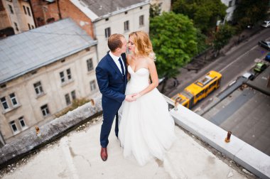 Çatıda düğün birkaç şehir