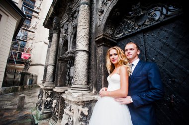 Evlilik çift eski şehri Lviv, yağmurda