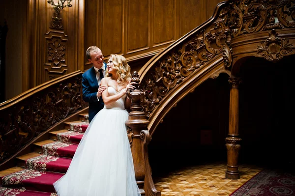 ヴィンテージの古い家と大きな宮殿で優雅な結婚式のカップル — ストック写真