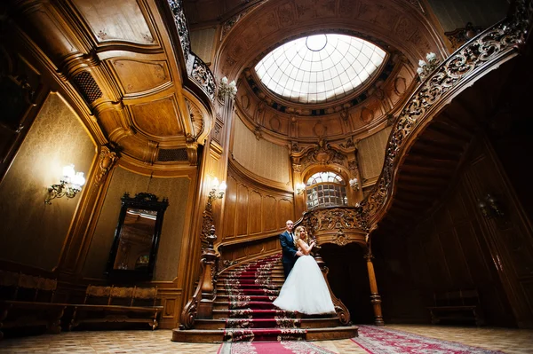 Elegante pareja de boda en la vieja casa vintage y palacio con grandes —  Fotos de Stock