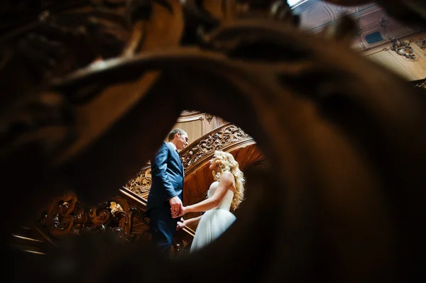 Elegante pareja de boda en la vieja casa vintage y palacio con grandes —  Fotos de Stock