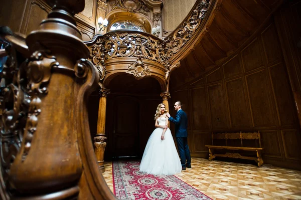 Elegant bröllop par på gamla vintage och palatset med stora — Stockfoto