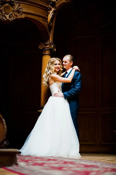 Elegantes Hochzeitspaar in altem Vintage-Haus und Palast mit großem — Stockfoto