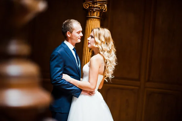 Elegante pareja de boda en la vieja casa vintage y palacio con grandes —  Fotos de Stock