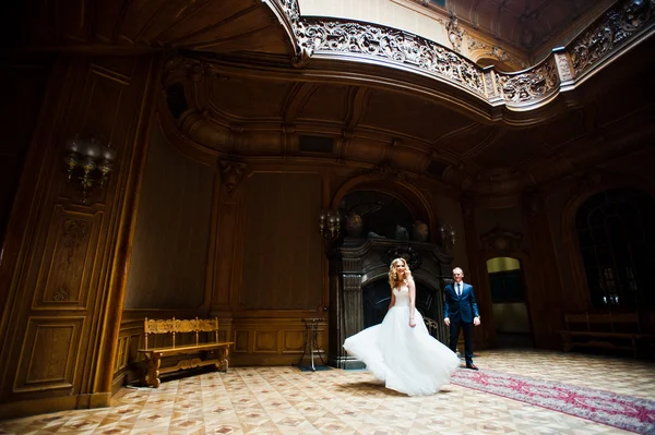 Elegantes Hochzeitspaar in altem Vintage-Haus und Palast mit großem — Stockfoto