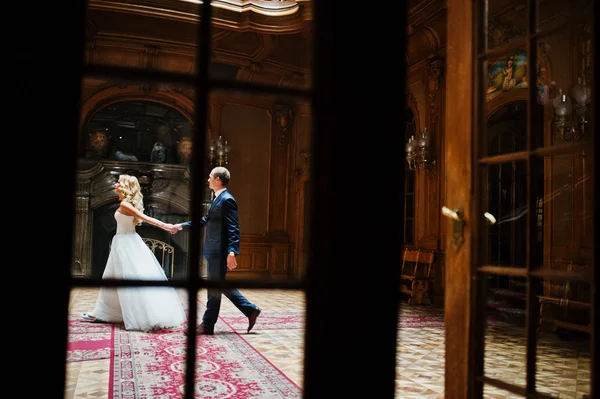 Casal elegante na velha casa vintage e palácio com grande — Fotografia de Stock