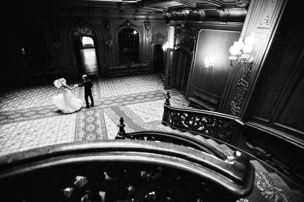 Elegante bruidspaar bij oude vintage huis en paleis met grote — Stockfoto