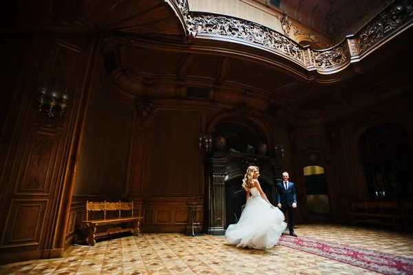 Élégant couple de mariage à la vieille maison vintage et palais avec grand — Photo