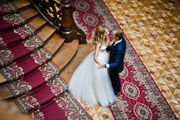Elegante bruidspaar bij oude vintage huis en paleis met grote — Stockfoto