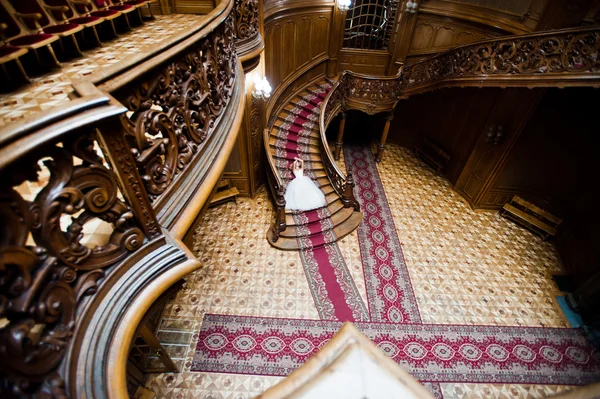 Elegantes Hochzeitspaar in altem Vintage-Haus und Palast mit großem — Stockfoto