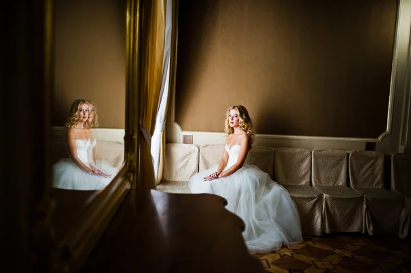 Bella sposa bionda al grande palazzo allo specchio — Foto Stock