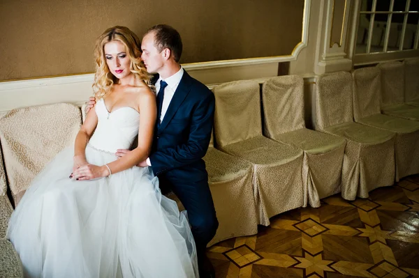 Bella sposa bionda con sposo al grande palazzo — Foto Stock