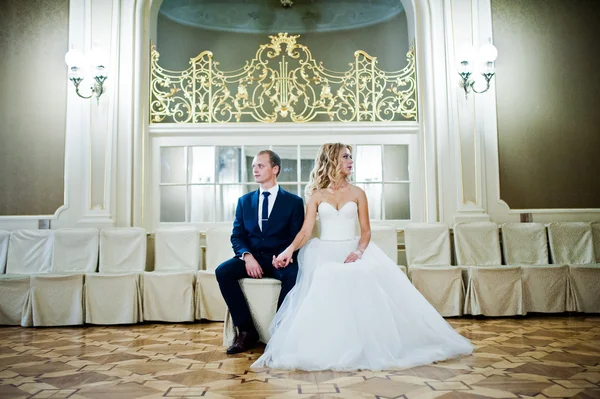 Belle mariée blonde avec marié au grand palais — Photo