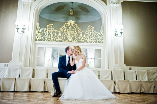 Belle mariée blonde avec marié au grand palais — Photo