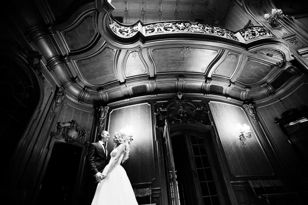 Elegante pareja de boda en la vieja casa vintage y palacio — Foto de Stock