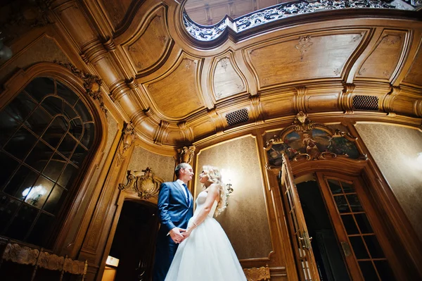 Élégant couple de mariage à la vieille maison vintage et palais — Photo