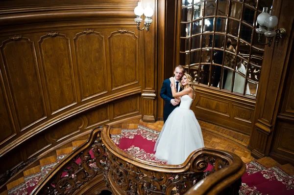 Élégant couple de mariage à la vieille maison vintage et palais avec grand — Photo