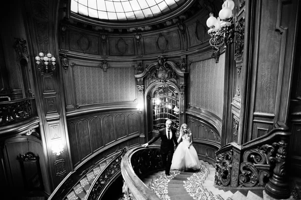 Elegáns esküvői pár régi vintage house és a nagy palota — Stock Fotó