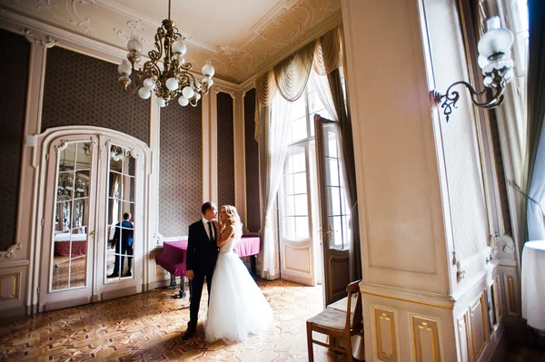 Елегантна весільна пара в старовинному будинку і палаці біля піаніно — стокове фото