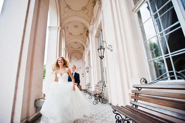 Elegantes Hochzeitspaar im alten Weinhaus — Stockfoto