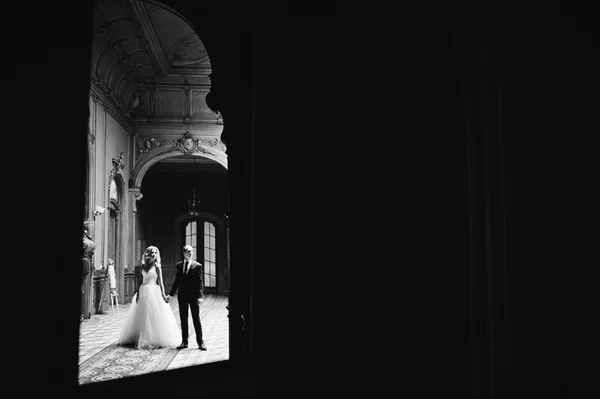 ヴィンテージの古い家、宮殿で優雅な結婚式のカップル — ストック写真