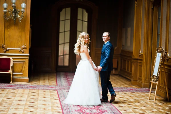 Elegantes Hochzeitspaar in altem Haus und Palast — Stockfoto