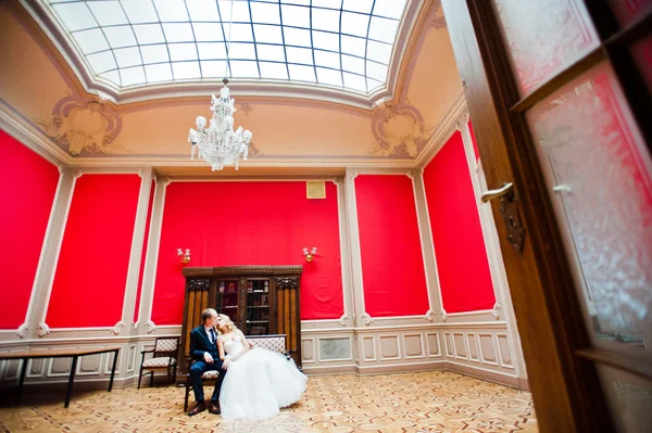 Elegáns esküvői pár régi vintage house és a palota a piros ro — Stock Fotó
