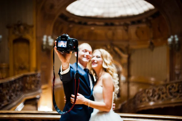 Elegantes Hochzeitspaar macht Selfie vor der Kamera — Stockfoto