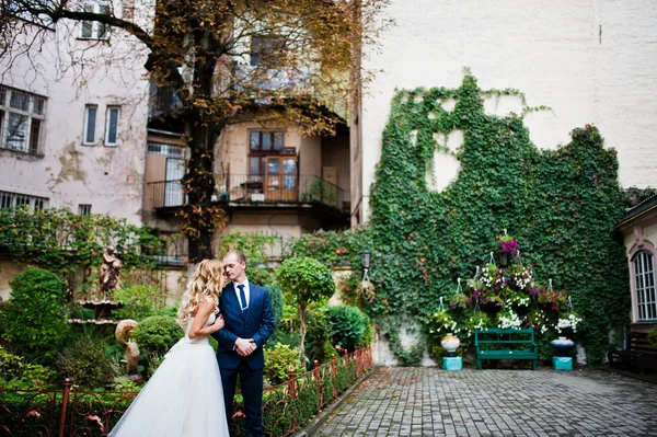 Para elegancki ślub w pobliżu starodawny stary dom — Zdjęcie stockowe