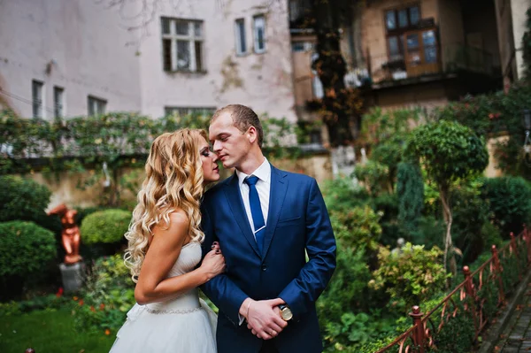 Casal de casamento elegante perto da velha casa vintage — Fotografia de Stock