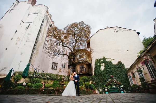 Para elegancki ślub w pobliżu starodawny stary dom — Zdjęcie stockowe