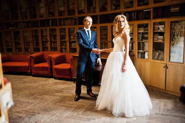 Élégant couple de mariage à l'ancienne bibliothèque — Photo