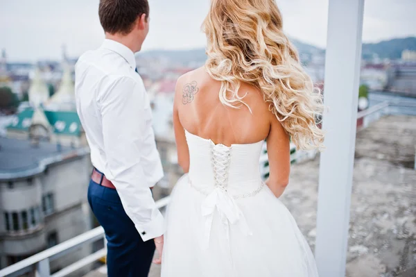 Elegant wedding couple on the roof with high-tech architecture l — Stock Photo, Image