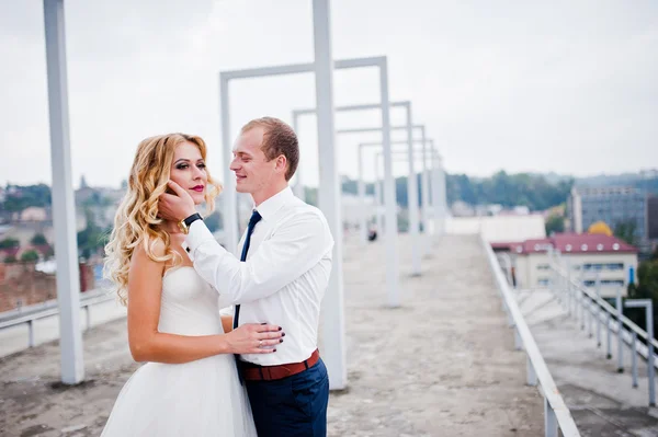 Élégant couple de mariage sur le toit avec une architecture high-tech l — Photo