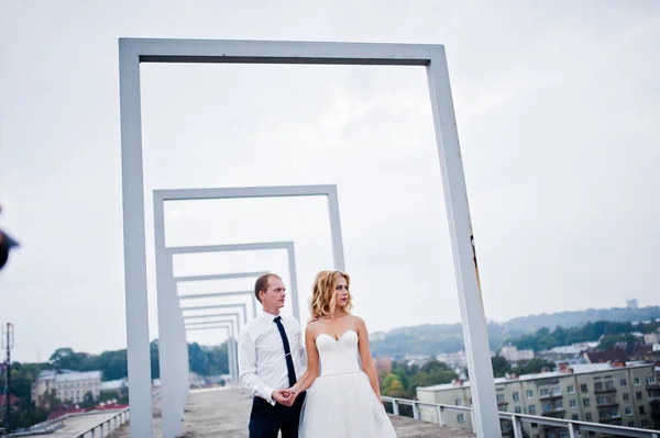 Elegant wedding couple on the roof with high-tech architecture l — Stock Photo, Image