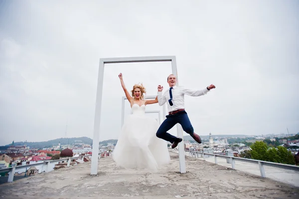 Elegant wedding couple on the roof with high-tech architecture l — Stock Photo, Image