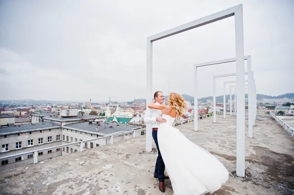Elegant wedding couple on the roof with high-tech architecture l — Stock Photo, Image