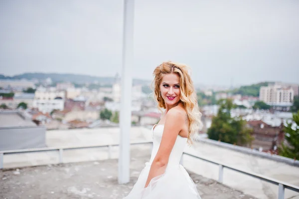 Портрет красивой блондинки невесты на крыше — стоковое фото