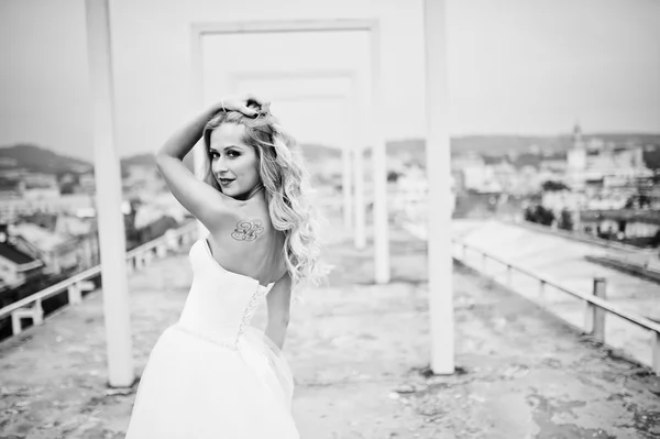 Ritratto della bella sposa bionda sul tetto — Foto Stock